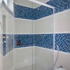 Banheiro Com Faixas De Pastilhas De Banheiro Simples De Aquiles Nicolas Kilaris Viva Decora Pastilhas Banheiro Simples Pastilha De Vidro Azul