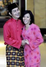 Isteri kepada penyanyi dan pelakon terkenal, izzue islam, iaitu awin nurin, selamat menjalani pembedahan minor pada pergelangan tangan kiri di sehingga kini status dan video yang dimuat naik izzue telah ditonton sebanyak 292,350 pengguna ig dan dihujani pelbagai komen seperti ucapan doa. Izzue Islam Jaga Batas Kerana Isteri Hiburan Mstar