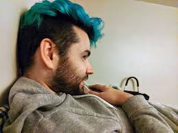 Daniel Fenner على X: "When I'm in bed watching TV I lean my head against  the wall and watch at this angle. My gf thinks it's really weird, is it  weird? https://t.co/cyXOQbnNlF" /