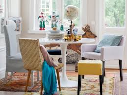 Chaises dépareillées dans la salle à manger avec des styles et des matériaux différents. Ambiance Des Chaises Depareillees Pour Une Salle A Manger Personnalisee