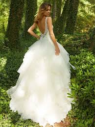 «traumkleid mit voluminösen volantrock #braut2017. Brautkleid Mit Volantrock Und Tiefem Ruckenausschnitt Kleid Hochzeit Braut Brautmode