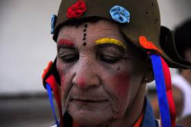 Idosa que descobriu teatro depois dos 50 anos diz encontrar nos palcos  saúde e alegria: 'Nenhum remedinho, nem para pressão'