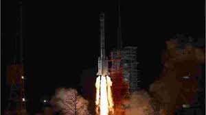 La fusée chinoise aurait été déjà utilisée la semaine dernière pour le lancement d'une partie de la station spatiale. Le Premier Etage D Une Fusee Chinoise Est Retombe Sur Terre Dans Une Descente Incontrolee