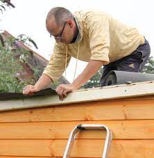 Die dämmmaterialien werden an den wänden angebracht, danach verschalen sie die wände mit gipskartonplatten. Dacheindeckung Fur Das Gartenhaus 8 Varianten Im Uberblick