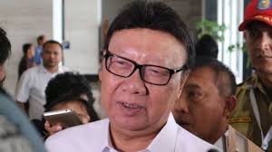 Menteri dalam negeri, datuk seri hamzah zainuddin bercakap kepada media pada hari pertama bertugas selepas mesyuarat. Soal Pejabat Gubernur Jabar Mendagri Pasang Badan Sarat Kepentingan 2018 Tribun Manado