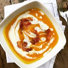 Estraete dal forno e tagliare la pizza in 8 parti e su ogni spicchio aggiungete il radicchio rosso tagliato a julienne. Vellutata Di Zucca Con Crema Al Parmigiano E Chips Di Speck Il Cassetto Delle Ricette