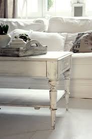 Achte beim ersten anstrich darauf, nicht zu viel farbe zu verwenden, sodass die struktur des holzes an manchen stellen noch gut zu sehen ist. White Living Couchtisch Shabby Chic Weisse Einrichtungen Schwedisches Interieur