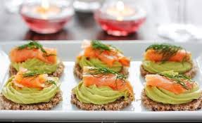 Perfette per un aperitivo con gli amici o un buffet: Antipasto Di Avocado E Salmone