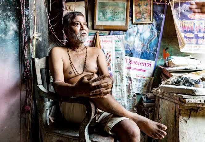 Clay sculptors at work in Kumartuli, AI generated