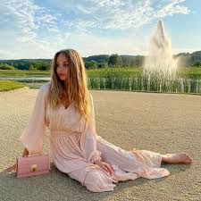 She is an actress, known for álom.net (2009), slave (2012) and tömény történelem (2016). Iszak Eszter Forgatas Kozben Serult Meg Kicsit Nehezen Boldogulok Foto