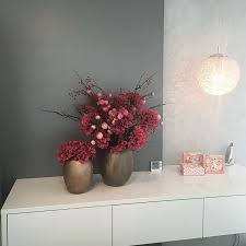 Das Liebe Team Von Blue Kosmetik Hat Wieder Eine Neue Dekoration Erhalten Das Dunkle Weinrot Passt Wunderbar Zu Den Goldene Mit Bildern Seidenblumen Blumen Blumenstrauss