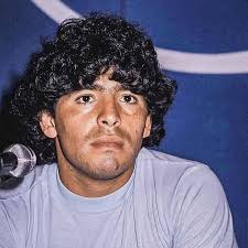 Hoy se cumplen 33 años del debut oficial de Diego Armando Maradona en  Sevilla. En total fueron 29 partidos con esta camiseta , en los que  convirtió 7 tantos y se dieron