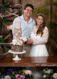 His wife, bindi, and her brother are continuing the legacy of steve and their. Innerhalb Bindi Irwin Und Chandler Powell S Wedding Album Aktuelle Boulevard Nachrichten Und Fotogalerien Zu Stars Sternchen