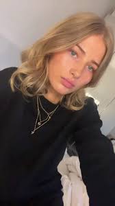 lola burt (@yeahhshushh)