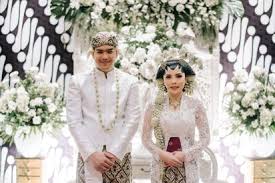 Jan 24, 2019 · sesuaikan gaun pengantin dengan tema pernikahantema pesta kebun atau tema yang berbau santai anda dapat memilih gaun pengantin tea length. Pernikahan Adat Jawa Maupun Sunda Inilah Wedding Organizer Yang Cocok Untuk Pengantin Tradisional Bridestory Blog