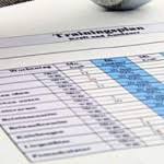 Wir haben diverse geräte getestet und stellen dir unsere der trainingsplan ist für ein aufbautraining über eine spanne von 17 wochen konzipiert. Trizeps Trainingsplan Ohne Gerate Und Hanteln Moremuscles De