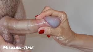 Red doigts traitent deux Thick charges de son gland gonflé Juicy (temps de  traite)