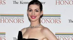 Cette musique raconte comment le diable se retrouve destitué de son poste, et est remplacé par les. Anne Hathaway Le Role Qu Elle A Failli Ne Jamais Obtenir Rtl People