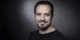 Le créateur alexandre astier lui a rétorqué qu'il n'avait aucune leçon à recevoir, déclenchant une «homophobes», «sexistes», les personnages de la série française culte kaamelott ont été la cible de. P0cu2n9et5eatm