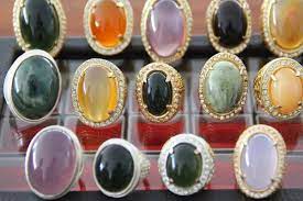 Batu bacan asli dapat menggores kaca ketika digesekkan. 7 Cara Mengetahui Batu Alam Yang Asli Atau Tidak Mudah Kok