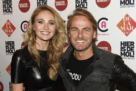 Over de reden waarom de twee uit elkaar gaan is dan ook nog niets bekend. Ellemieke Vermolen John Ewbank Ellemieke Vermolen Biografie Ellemieke Vermolen John Ewbank Married Vivian Reijs