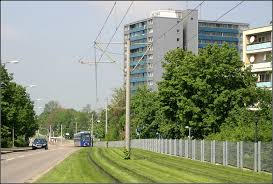 Sie können den suchauftrag jederzeit bearbeiten oder beenden; Weiter In Richtung Freiburg Rieselfeld Die Opfinger Strasse Trennt Die Stadtteile Haslach Und Weingarten Rechts Mit Dem Hochhaus Bahnbilder De