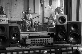 Produser terlibat aktif dalam semua tahapan proses pembuatan. Panduan Untuk Peran Kreatif Umum Di Industri Musik Tunecore