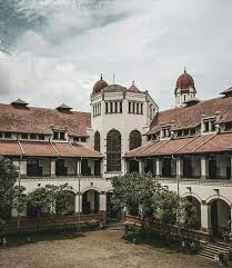 Film yang disutradarai oleh arie azis ini dibintangi oleh thalita latief, marcell darwin, melvin giovanie, tsania marwa, salvita decorte, ronald gustav, bunga jelitha ibrani, renny djajoesman, nuri maulida dan yati pesek. Sering Terdengar Teriakan Hingga Penampakan Sosok Penjaga Belanda Inilah Misteri Lawang Sewu Di Semarang Poskota Jatim