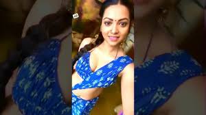 India is quite conservative so most indian girls dress relatively modestly. Desi Hot Indian Saree Girl Cleavage Youtube