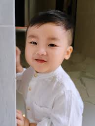 Quý tử nhà Hoà Minzy diện vest bảnh bao hoá tổng tài nhí, gần 3 tuổi đã  biết "chốt đơn" bất động sản