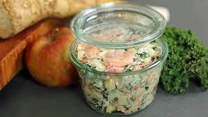 Rezept Lachs Salat Mit Grunkohl Und Apfel Ndr De Ratgeber Kochen Rezept Salat Mit Lachs Rezepte Grunkohl