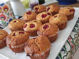 Mufiiny/babeczki z malinami (owocami) i białą czekoladą:) jest to ...