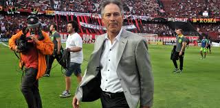 Ariel holan, técnico de independiente de avellaneda, está envuelto en una situación muy peligrosa en argentina que involucra a la barra. Ariel Holan Es El Nuevo Entrenador De Independiente