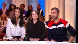 Ambiguity, kisses on the neck … his defense in quotidien struggles to convince viewers: Le Pull Tricolore De Julien Bellver Dans Quotidien Du 12 01 2018 Spotern