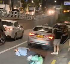 논란이 되고 있는 이용구 법무차관의 '택시기사 폭행사건'이 무엇인지 짚어보겠습니다.· 이용구 차관, 취임 전 11월 초 택시기사 폭행· 택시기사 '손님 깨웠더니 멱살 잡아'· '특가법' 아닌 '단순폭행죄'로. Smxciwsbhwnwrm