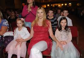 Ve svatovítské katedrále charlotte ella celých 97 minut seděla nebo stála při mši po boku maminkyivany (43) a sester nelly sofie (11), lucie (32) a dominiky (46). Karel Gott Zemrel Nastenka Alik Cz