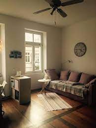 Wunderschon Gemutliche Wohnzimmereinrichtung Dielenboden Hohe Fenster Und Gemutliche Couch Mit Kissen In Al Wohnzimmereinrichtung Innenarchitektur Wohnzimmer