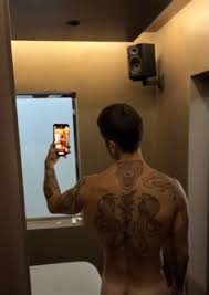 Indulge in Rafael Güeto's stunning nude performance