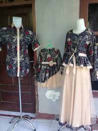 Model yang satu ini tawarkan desain gabungan antara satin gold dengan kain batik. Pin Di Desain Gamis