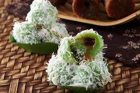 Daripada jajan klepon sembarangan di luar, lebih baik bikin sendiri, ya kan? Klepon Jajanan Pasar Yang Ternyata Mudah Dibuat Di Rumah Sajian Sedap