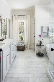 This stunning master bathroom has a contemporary mono chromatic color palette of whites and greys. This Master Bathroom Is So Elegant White Marble Bathrooms Bathrooms Remodel Marble Bathroom Floor