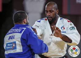 La superstar du judo mondial teddy riner a enrichi son monumental palmarès avec une dixième couronne de champion du monde, conquise en toutes catégories, samedi à teddy riner a brandi ses deux mains ouvertes, pour fêter son dixième titre, juste après avoir battu le belge toma nikiforov. Teddy Riner Champion Du Monde Pour La 10e Fois Federation Francaise De Judo Judo Jujitsu Kendo Et Disciplines Associees