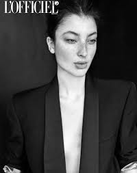 Hey how cool is it to realize that the weight of their judgment was only  ever your imagination 😉 Photographed by Duncan Lin 📸