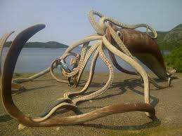Giant squid — noun a deep sea squid which is the largest known invertebrate, reaching a length of 18 m (59 ft) or more. Giant Squid Interpretation Centre Newfoundland Aktuelle 2021 Lohnt Es Sich Mit Fotos