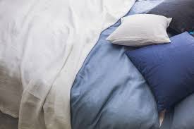 Lepaskan penutup bantal dan simpan; Cara Mencuci Bed Cover Sendiri Dengan Sederhana D Laundry By Drop