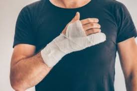 You will probably have to wear a splint or cast to immobilize the finger while it heals and, depending on the severity of the break, this can take three to six weeks. Broken Finger Or Fingertips Causes Diagnosis And Treatment Symptoms Recovery The Health Experts