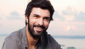 Un nombre bastante novedoso se le ocurrio a #FATMAGUL jaja Que nombre le  hubieran puesto ustedes al perrito?