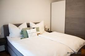 Das bett wird so an einer festen wand aufgestellt, dass die tür im sichtfeld ist. Feng Shui Schlafzimmer Endlich Besser Schlafen We Go Wild