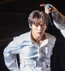 Hot And Cute At The Same Time I M Crying Omg Lee Know Stray Kids Lee Know Lee Min Ho