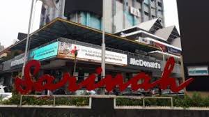 Gambar orang menggosip sambil ngopi. Batalkah Puasa Jika Telanjur Ghibah Atau Bergosip